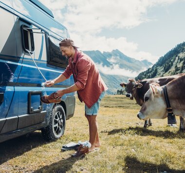 Praktischer Einsatz des Wassertanks im Kastenwagen beim Camping in den Bergen.