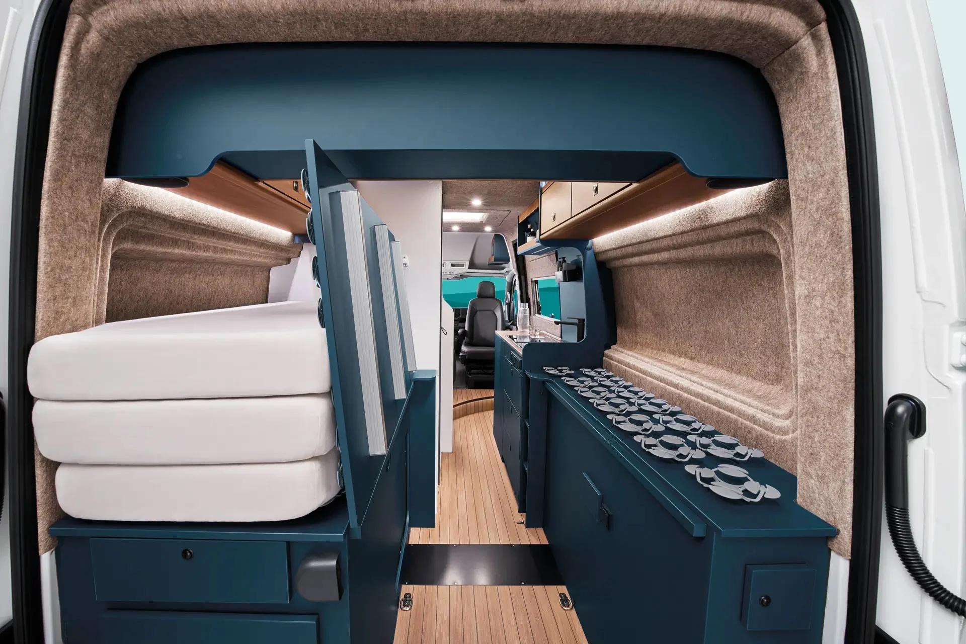 The rear transverse bed in the ERIBA Car 600 can be practically folded upwards, creating a freely accessible through-loading option and more freedom of movement.