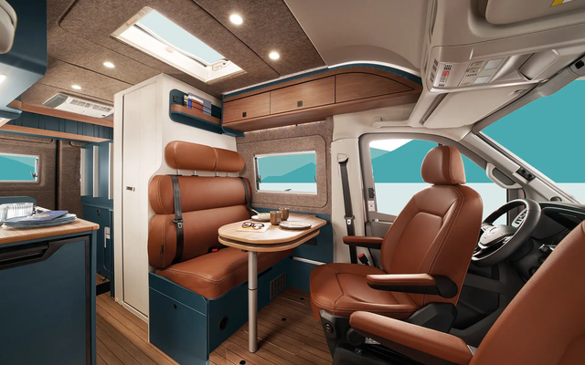 With the rear transverse bed folded up, the living area of ​​the ERIBA Car 600 offers more space and maximum flexibility.