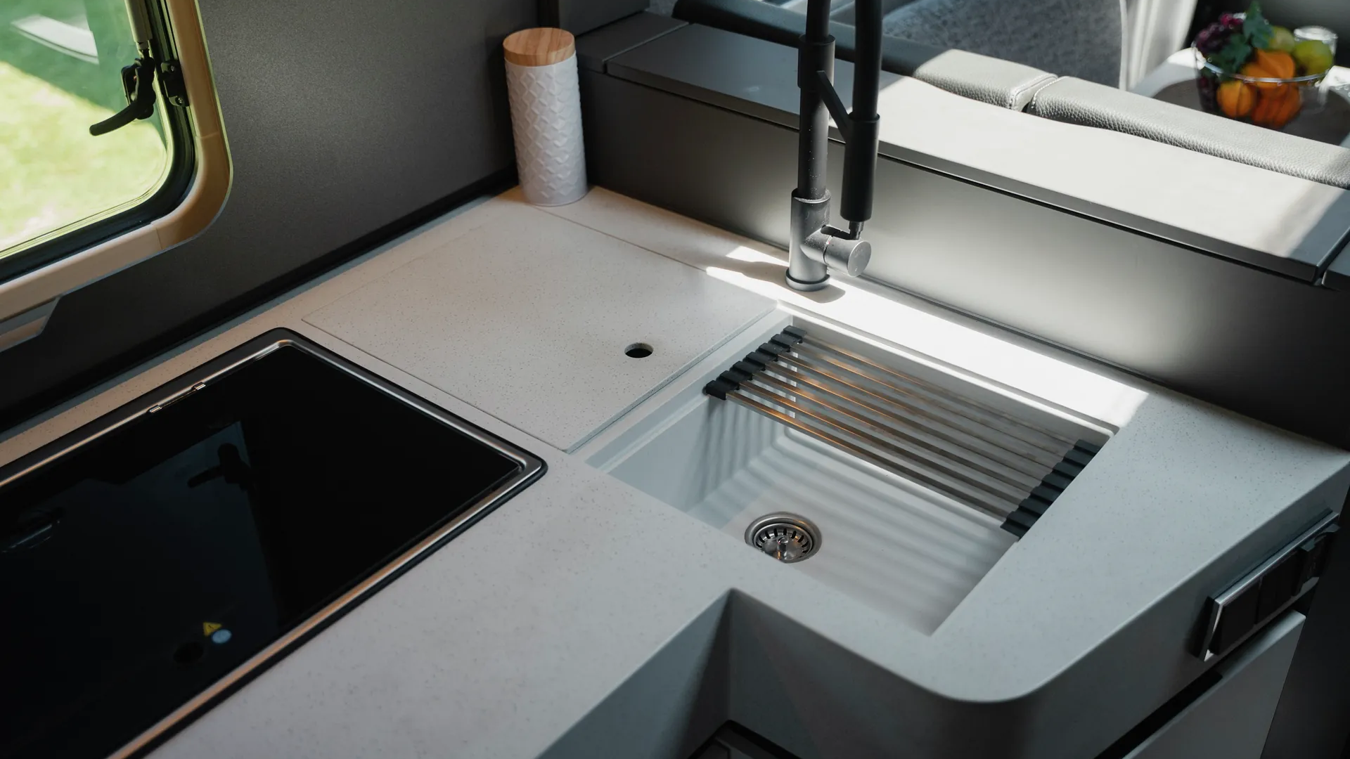Premium materials, flexibly enhanced: the optional solid-surface worktop creates scope for individual kitchen solutions.