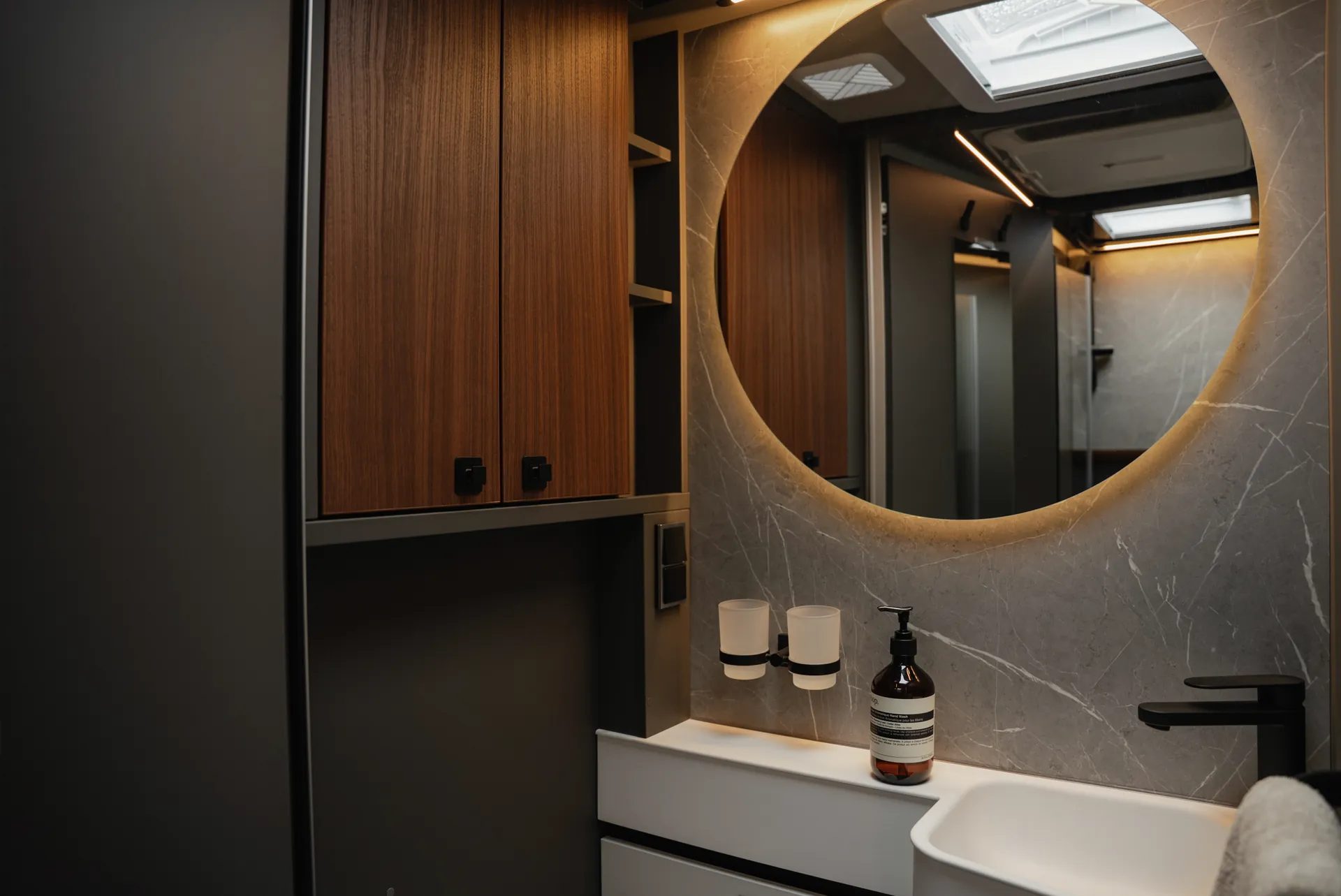 The illuminated round mirror and indirect ambient lighting create an atmosphere that harmoniously combines premium quality, tranquillity and modern design.