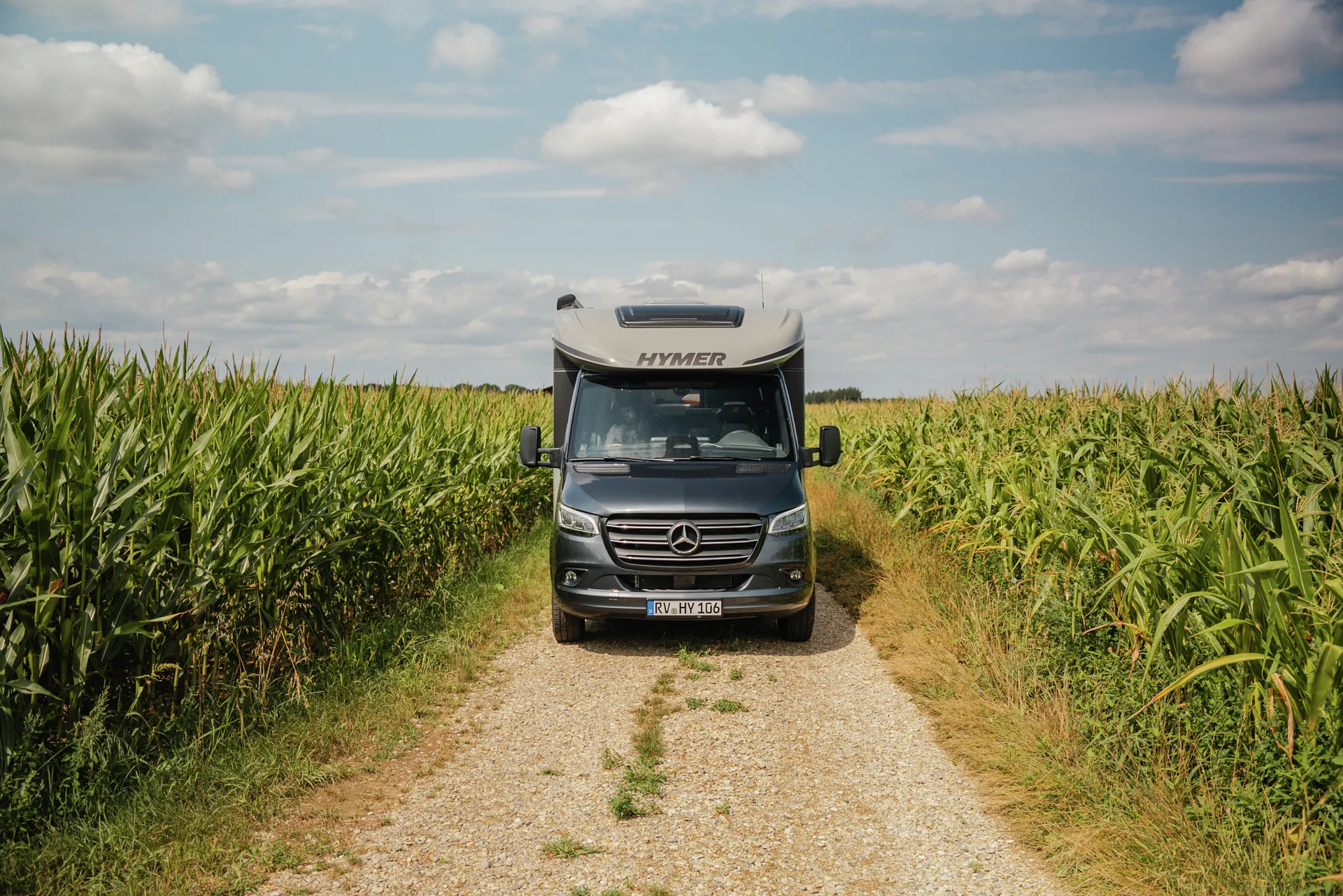 The confident front of the B‑ML T conveys reliability at first glance. A familiar foundation for journeys where calmness sets the pace.