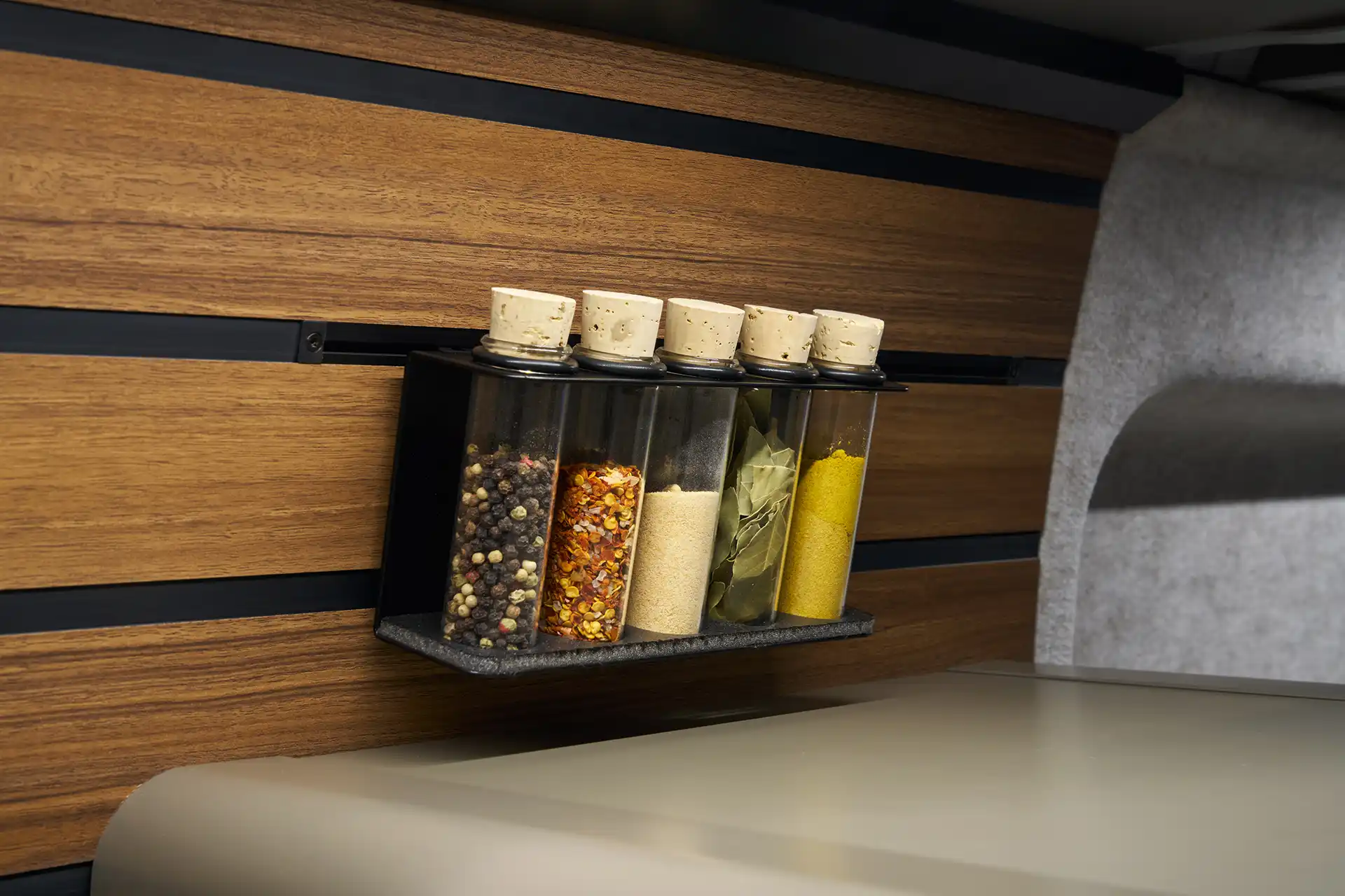 Whether it’s a spice rack, a tablet holder or other kitchen accessories, thanks to the versatile multifunctional rails, everything you need to cook a meal is always within easy reach.