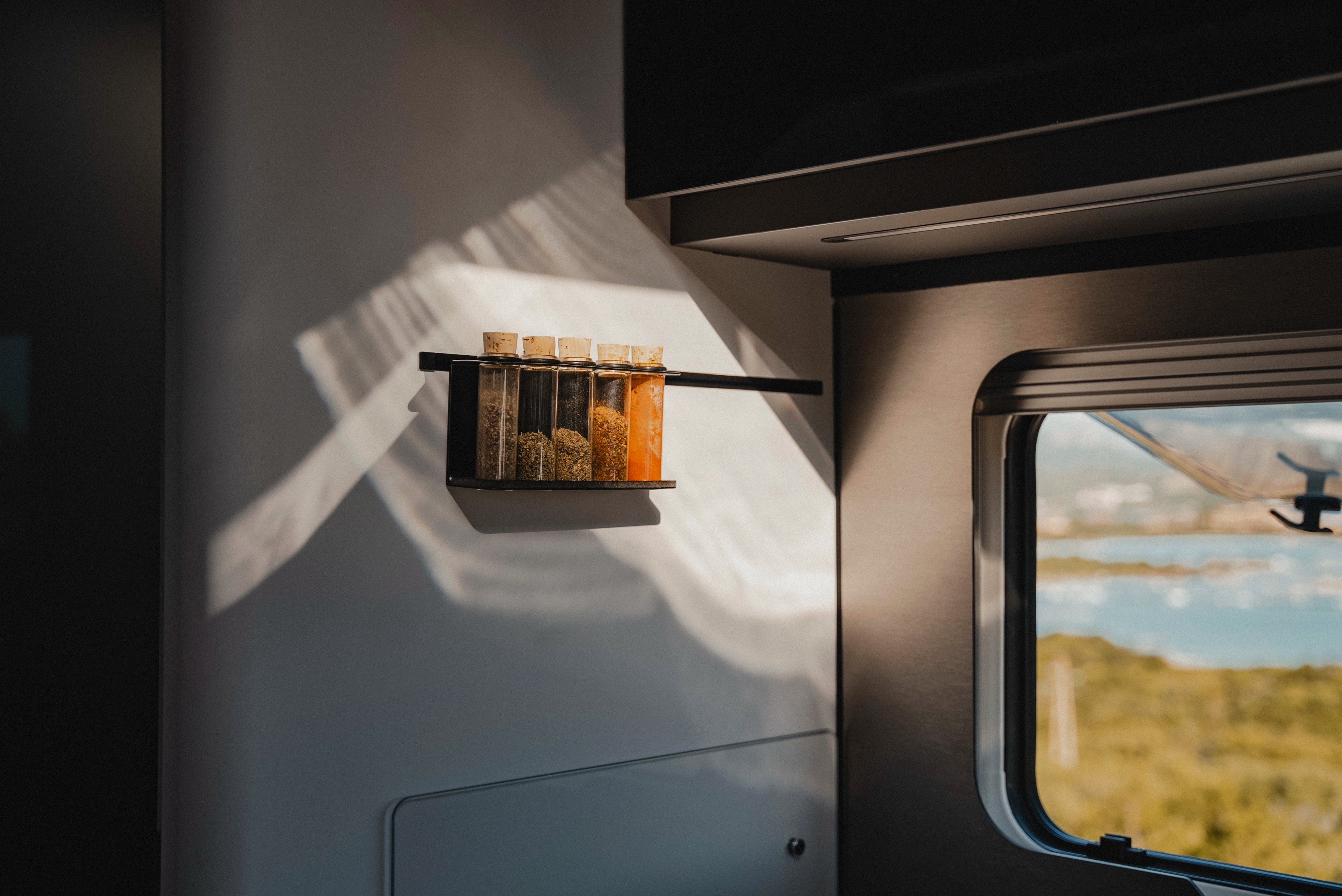 Practical and stylish: The integrated spice rack brings order and comfort to your mobile kitchen. And if you prefer to store the kitchen roll instead of the spice rack here, it can be swapped in no time thanks to the multifunctional rail.