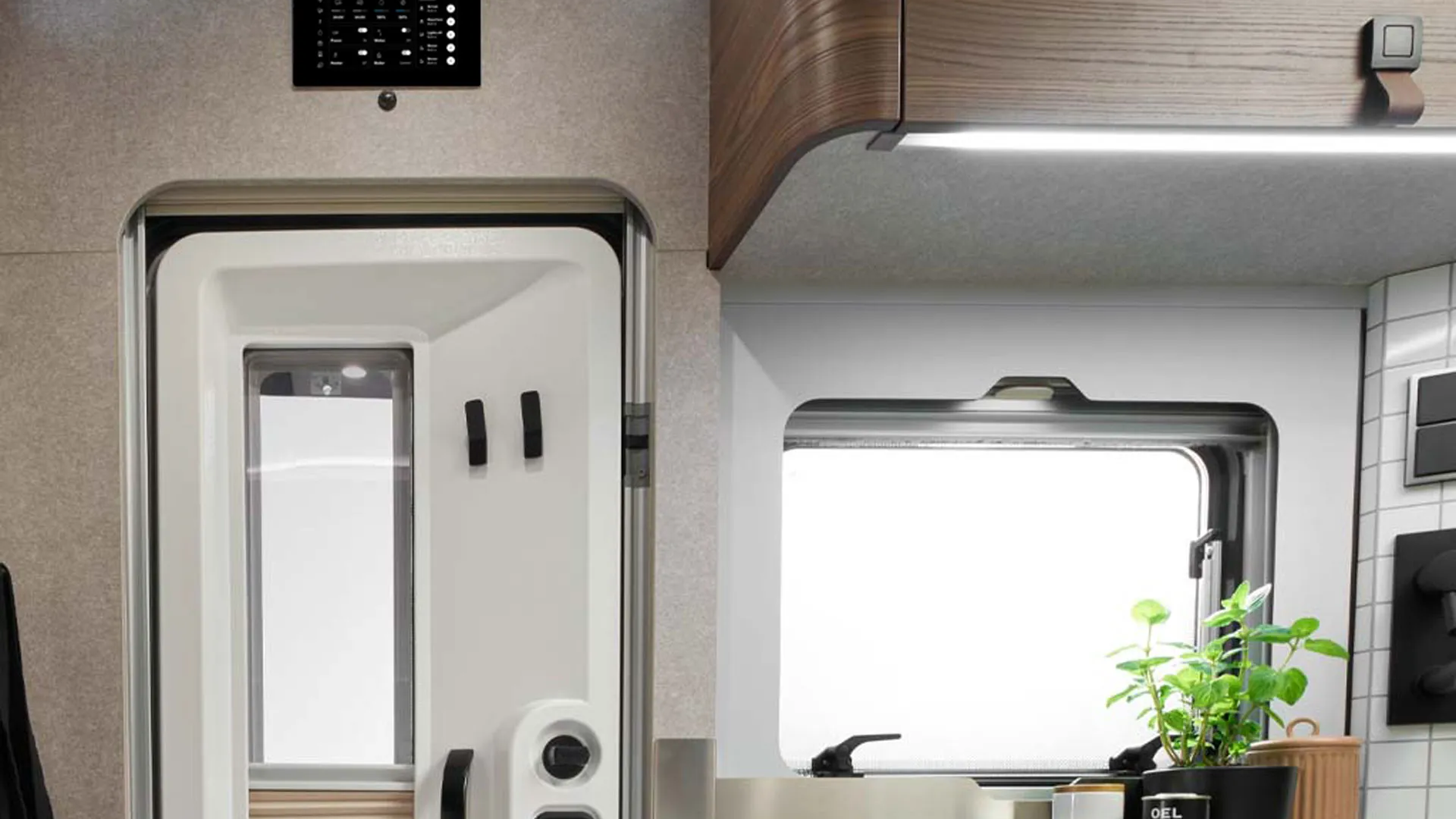 I HYMER ML-T er HYMER Connect-displayet placeret over indgangsdøren.