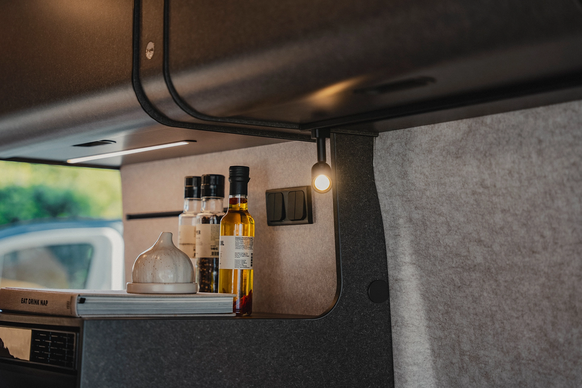 Small details, great comfort – atmospheric accents in the Hymer Redwood kitchen.