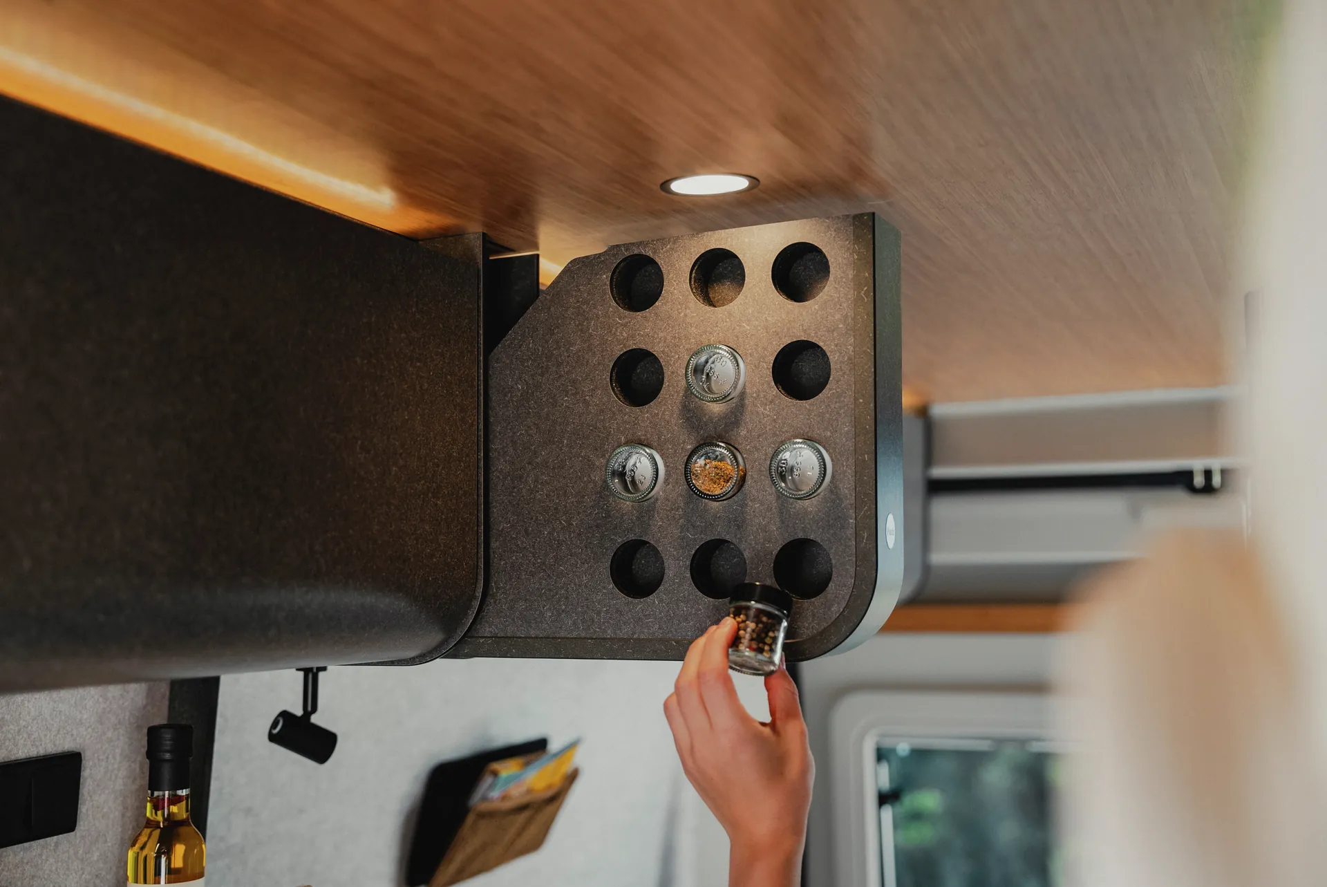 Cleverly organised – the practical spice rack keeps everything at hand and ensures order in the Hymer Redwood kitchen.