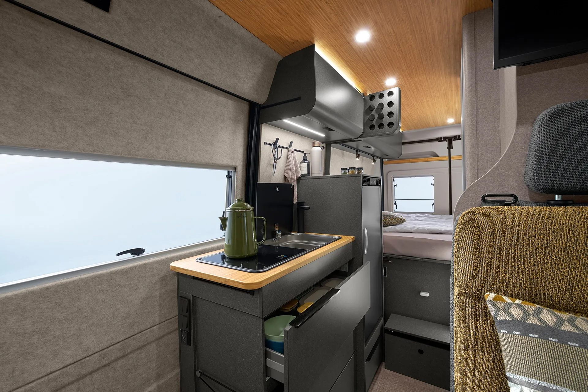 Generous storage space in the kitchenette – perfectly organised for more order and comfort on the go.
