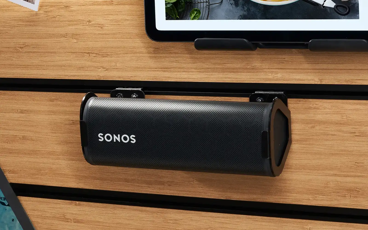 A wireless speaker from Sonos is mounted on the multifunction wall in the Magic Diner of the HYMER Venture S.