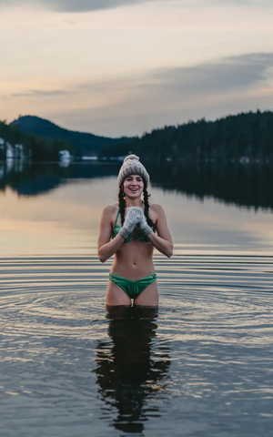 En kvinna isbadar i en sjö