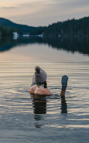 Vy av en kvinna i en kall sjö