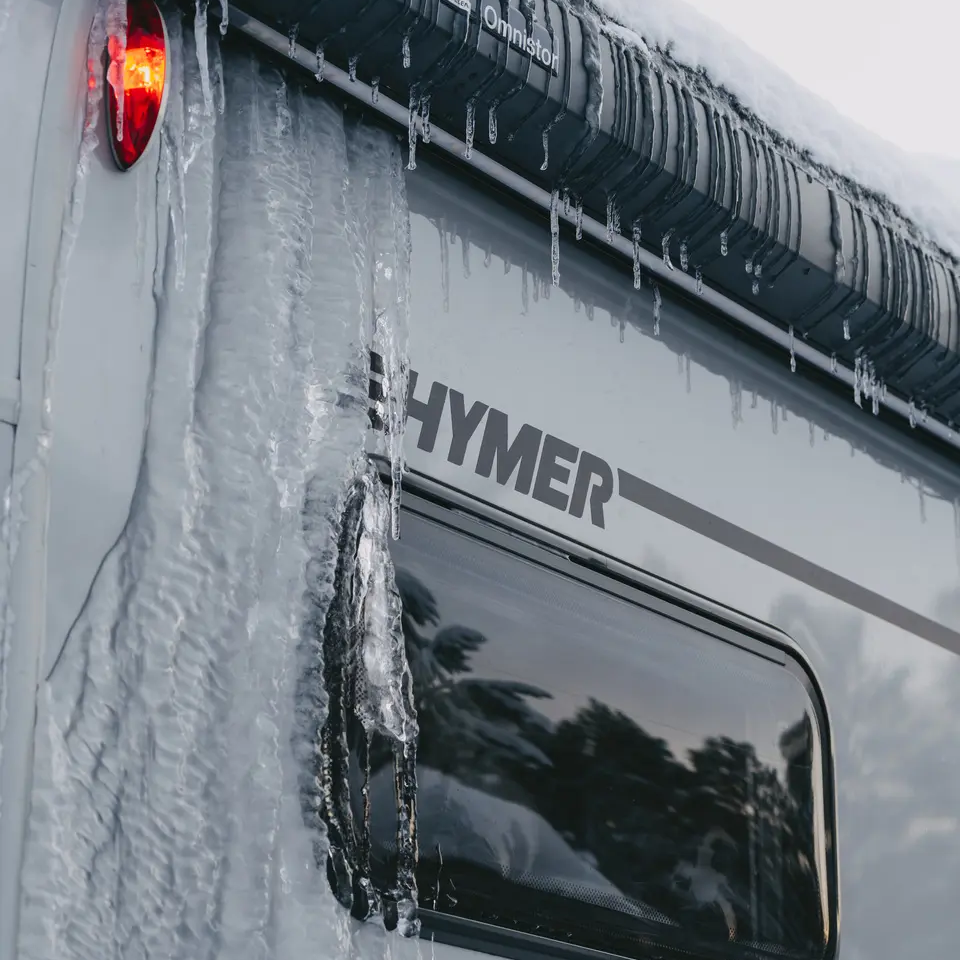 Vy från övre högra delen av HYMER B-MC T BlackLine, den yttre väggen av husbilen är frusen.