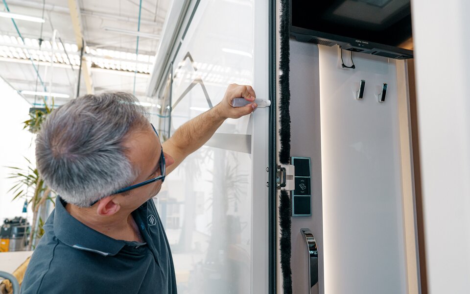 Cleaning the rubber seal on the entrance door of the HYMER motorhome