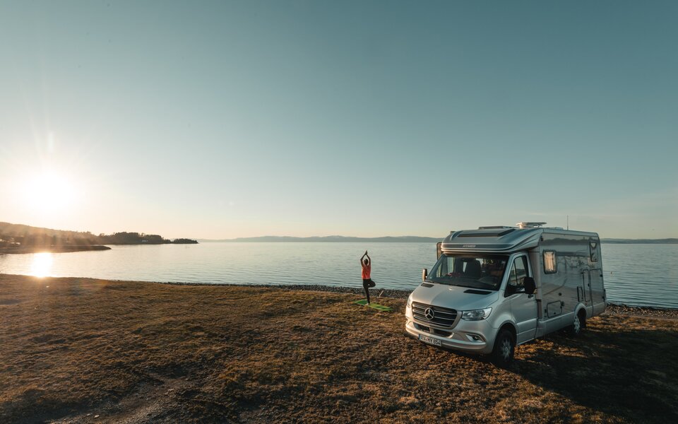 Mit einem Teilintegrierten HYMER ML-T Wohnmobil am Strand: Zeit für eine Yoga-Session